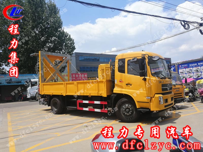 程力專用汽車股份有限公司生產(chǎn)的東風天錦防障緩沖車