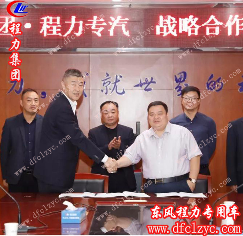 主賓雙方愉快地在合作文本簽約，并合影留念